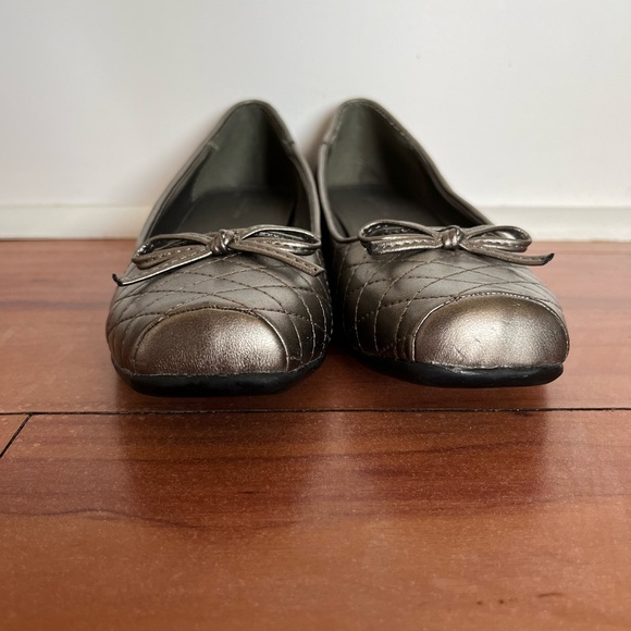 TRADITION Metallic Ballet Bow Flats. - Picture 5 of 12